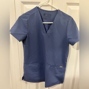FIGS women’s scrub top with two front pockets